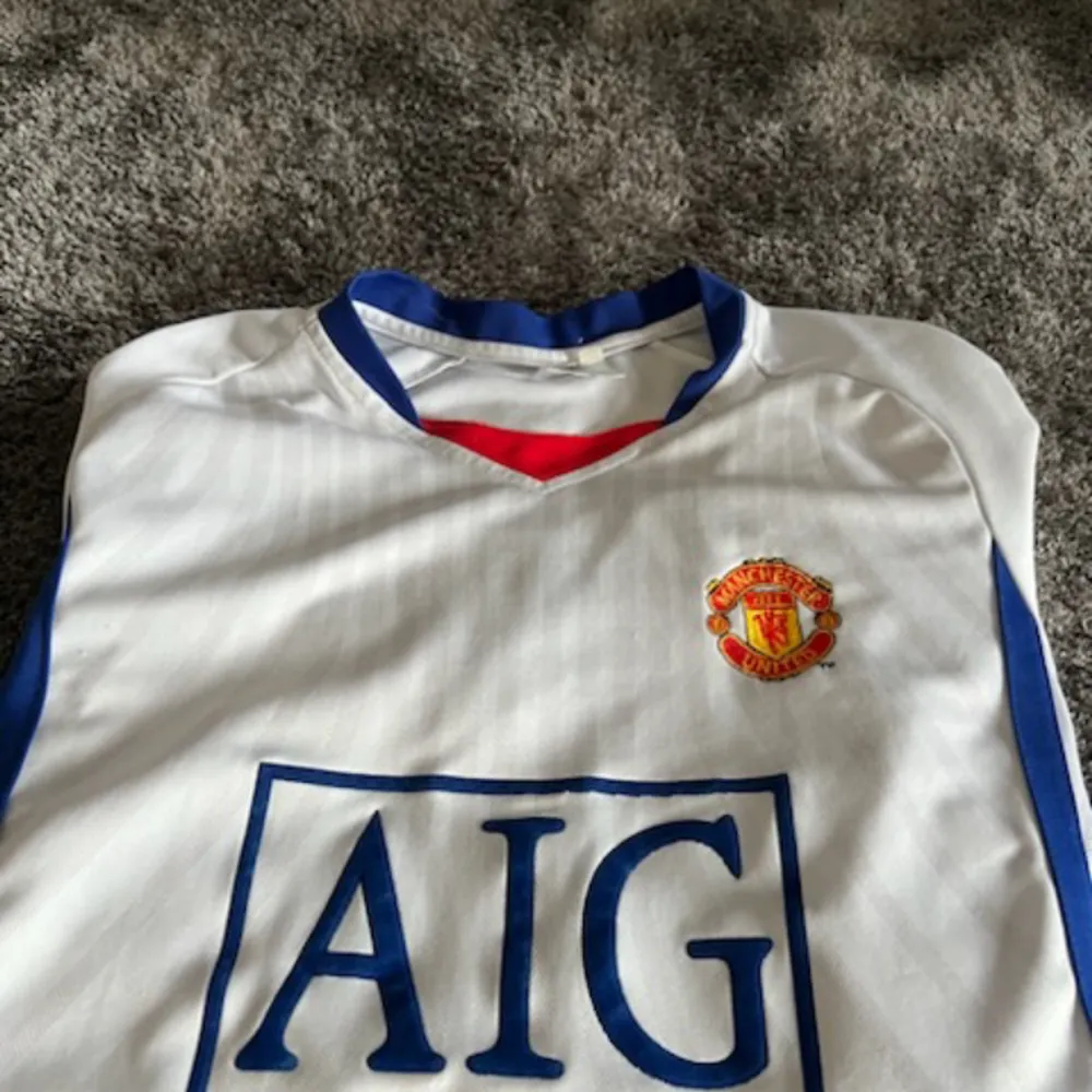 Tjena, säljer en Manchester united kit i retro från säsongen 2008-2009 med tevez på ryggen, såklart är den äkta. Skriv om du är intresserad eller har någon fråga😁. T-shirts.