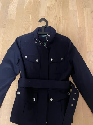 Ralph lauren jacka  - Helt ny endast testad storlek s i mörkblå.