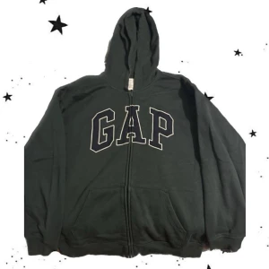 Gap Zip Up - En skön zip up i nästan nu skick, den har lite baggy passform så kan även passa som M. Skriv gärna om mer bilder🤝🏻