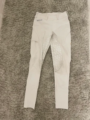 Maya delorez ridbyxor  - Gammal modell i XS, kan färga av sig på sadeln men går att putsa bort. Priset därefter…