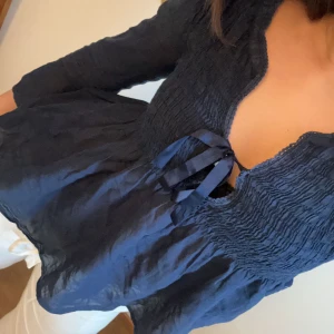 Odd molly Topp / blus!!! - Det är med tårar i ögonen jag väljer att sälja min favorit topp😢😩Så fin självklart äkta odd molly, köpt för länge sedan men fortfarande i perfekt skick kan såklart strykas osv❤️🌸 Hör  er vid frågor🫶🏼😍 Strl 2 alltså XS men passar allt från Xs till M