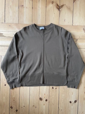 Acne studios sweatshirt  - Säljer nu en superfin sweatshirt från Acne studios. Sparsamt använd. Storlek: XS (sitter större)  Nypris: 2500kr, mitt pris: 600kr