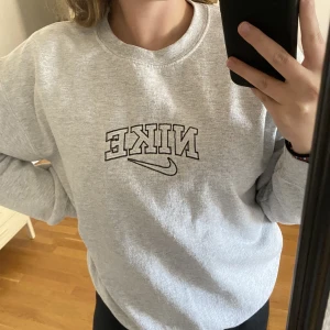 Grå Nike tröja - Ljusgrå tröja med broderat nike märke, ej äkta. Stl M