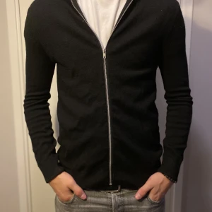 Brothers Cardigan  - Säljer nu en riktigt fet Cardigan! Skicket är 10/10. Hör av er om ni har några funderingar!🙌
