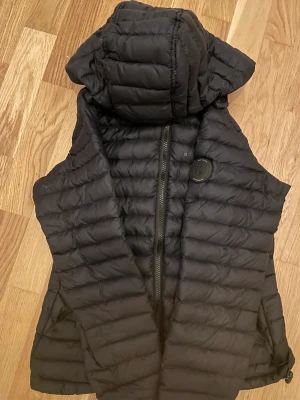 Jacka - Säljer min svarta tunna dunjacka är använd mycket men är fortfarande i fint skick. Kan skicka fler bilder