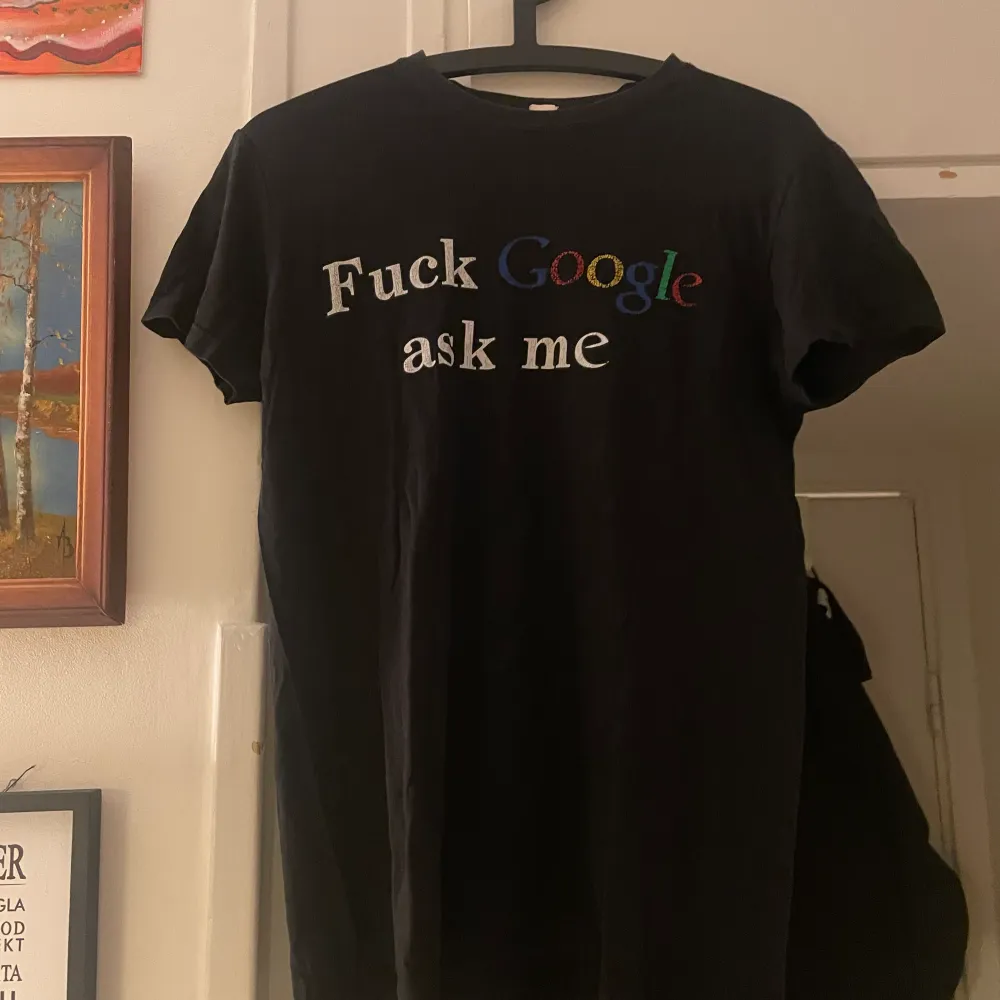 Ascool ”fuck google ask me” tröja som tyvärr inte används längre. Den sitter bra på mig som är 180! Priset är diskuterbart 🌟🤞. T-shirts.