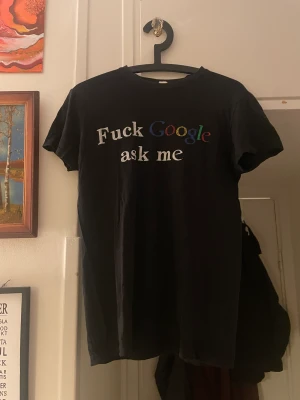 GOOGLE T-SHIRT - Ascool ”fuck google ask me” tröja som tyvärr inte används längre. Den sitter bra på mig som är 180! Priset är diskuterbart 🌟🤞
