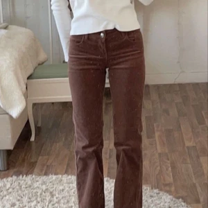 Low/midwaist bruna Manchester  - Säljer dem här jäättefina bruna Manchester/corduroybyxorna från Brand Melville, i storlek s/36 men skulle nog också passa någon med XS/34 också, sköna i jättefint skick, väldigt populära och perfekta till hösten