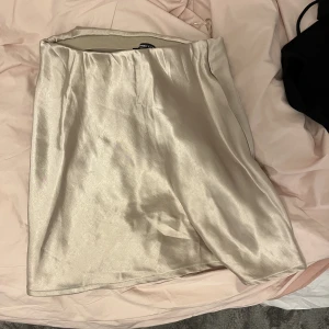 Silkes kjol - Helt oanvänd silkes kjol från Gina tricot