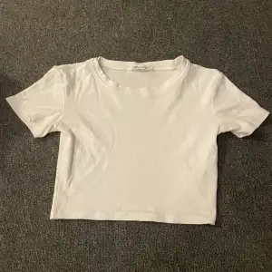 Vit basic t-shirt som är som en magtröja i längden. Köparen står för frakt💗