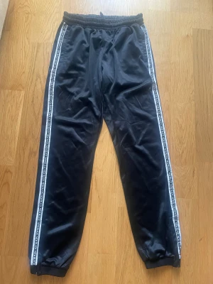 New black tracksuit byxa - Väldigt rare track pants från märket new black.