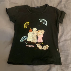 Burberry tröja  - Säljer min fina coola burberry tröja då den tyvärr inte kommer till användning så mycket jag skulle önska, så den söker nu ett nytt hem🌸❣️ Står att den är L, men skulle snarare säga M och passar även mig som är S.☺️