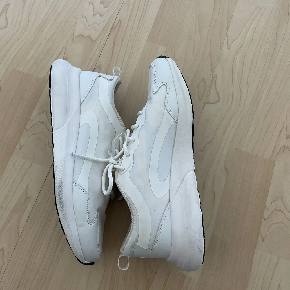 Ett par vita skor, använde dem till träning men köpte nya . Skor.