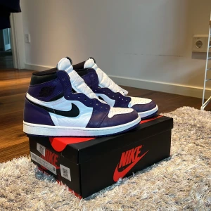 Jordan 1 OG Court Purple - Bra skick 8/10 användt väl under en  kort period. Snören och box kommer med, Skriv om du är intresserad.