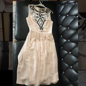 Paljettklänning  - En klänning som är såå fin. Kan användas för olika tillfällen såsom fest, bal eller andra evenemang. Är i storlek XS. Är typ rosa/beige. Köparen står för frakten ❤️