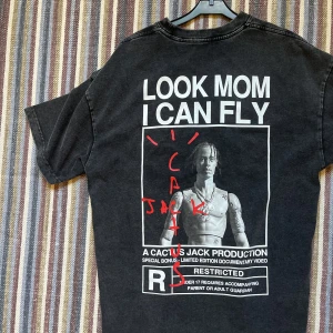 Travis Tee - Travis Tee, använd 2-3 gånger. Riktigt skön oversized passform.