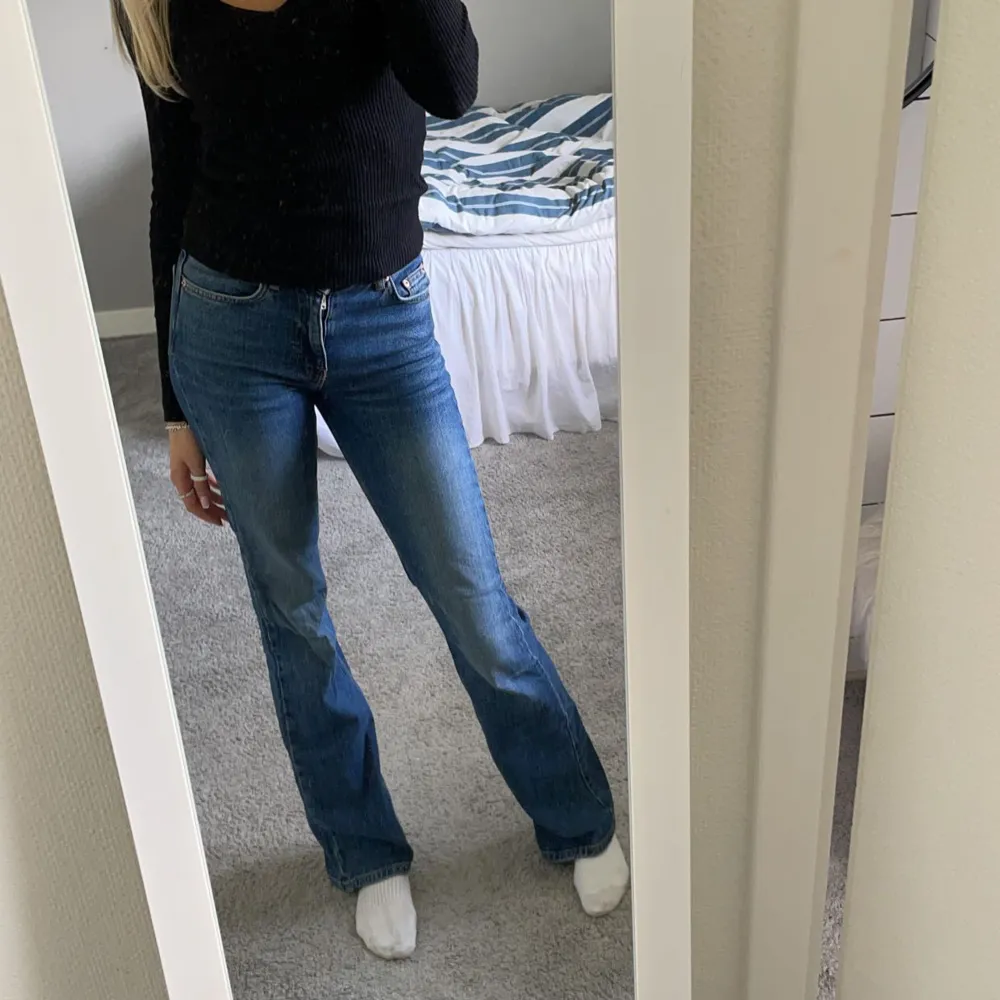 Skit snygga blåa bootcut jeans från Gina💕. Jeans & Byxor.