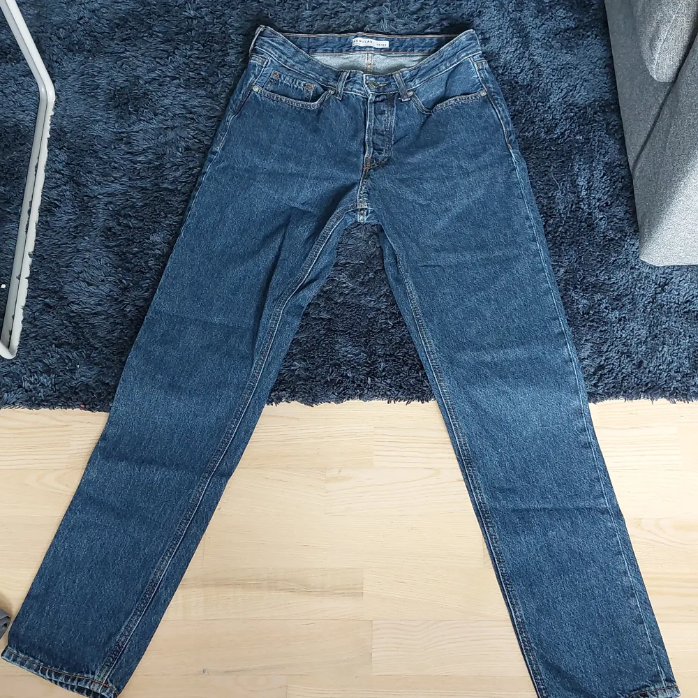 Jeansen är i väldigt bra skick. Nästan aldrig använda. Dom är i W28 L32 så den passar dom som är 170 och 176. Jeans & Byxor.