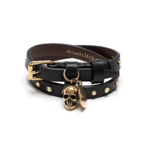Alexander McQueen armband  - Säljer nu mitt snygga mcqueen armband då jag tröttnat på det. Lite slitningar på berlocken och slutet av armbandet (se bild 2 och 3). Köpt på Farfetch för 2600 kry. Hör av dig för frågor eller fler bilder.  