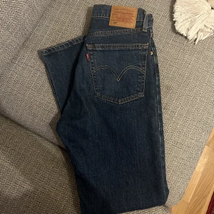 Levis 501 jeans, blå  - Knappt använda och i väldigt gott skick. W24, L28, passat mig som är 161 cm superbra! Nypris 1200kr. 
