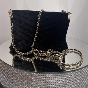 Axelremsväska  - Superfin axelremsväska 