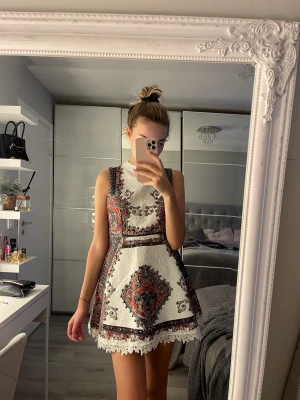 Helt ny klänning  - Säljer denna jättefina klänningen, kommet att passa kortare tjej, storlek S-M. Jag är 178, den är både ganska stor och kort till mig