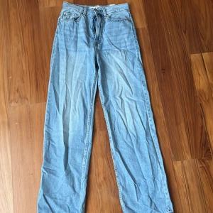 Jeans/ Stay - Jättefina jeans som knappt har används, lite skrynkliga på bilden men de sitter SÅ fint på och passar alla kroppsformer 🙌🏻💕