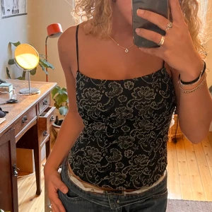 Korsett topp - Svart korsett topp med vita broderade blommor!