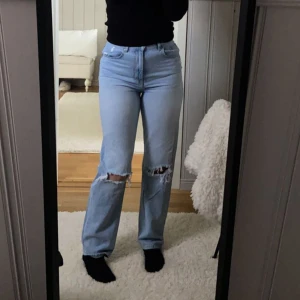 JEANS - ljusblå jeans med hål på knäna - i fint skick, pris kan diskuteras 🩵