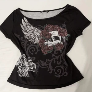 Y2K skull tröja - Tröja med döskalle print. Köptes ny och har knappast använts så den är i nytt skick.