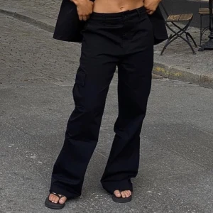 Adsgn Cargo pants - (Lånade bilder) Storlek: xxs (stora i stoleken så passar mig som är S) Använda fåtal gånger! Pris: 300 + frakt Nypris: 719kr