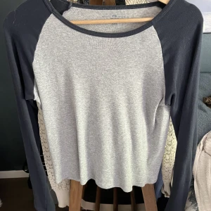 Långärmad tröja - Säljer nu min tröja från Brandy för att den ej kommer till användning. Använd endast 3 gånger. Så mycket bra skick. Säljer för endast 70kr och köptes för 230kr💗