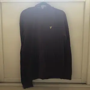 Vinröd lyle&scott hoddie i bra skick, storlek S