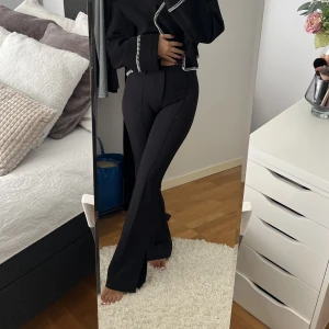 Svarta kostymbyxor  - Ett par svarta kostymbyxor från zalando, storlek 36. Använda få gånger, är i superbra skick🤍