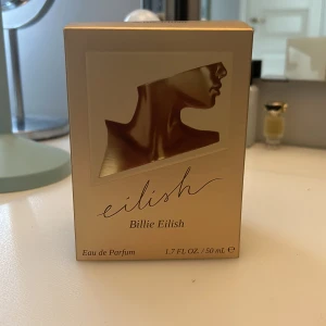 Parfym - Säljer min Billie Eilish parfym. Har aldrig används och har paketeringen kvar. 💕 Jag köpte för 689kr men säljer för 450kr. 💕