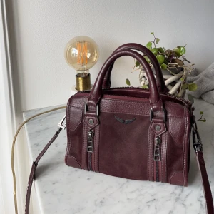 Zadig väska - Super cool zadig sunny väska❣️skicka för flera bilder. Finns inga större defekter men lite slitningar men inga som syns mycket💕