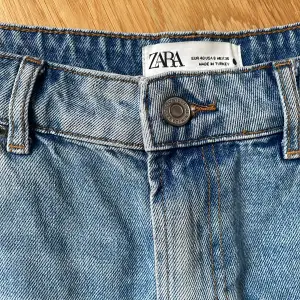 Säljer dessa blå jätte snygga jeans shorts från zara, använt 1 gång. Brukar ha 36/38 i jeans men brukar vilja att shortsen ska va lite större så de inte sitter gör tajt så dessa är i storlek 40. Dom är som nya 💕