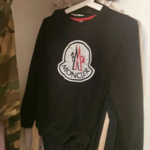 Moncler - En svart sweatshirt från moncler. Hel och ren. Är medium men funkar för small också 