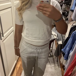 Tunn stickad T-shirt 💕 - Säljer denna populära T-shirten från Zara💕