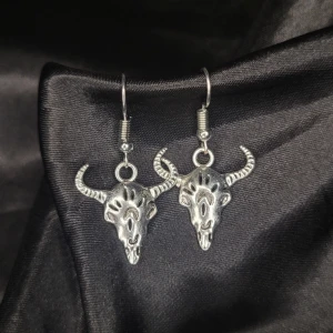 Tjur Örhängen! 🦬 - ENDAST ETT EXEMPLAR!  Egengjorda örhängen med tjurberlock. Perfekta nu till Halloween! Rostfritt! Troligtvis nickelfria men är du allergiker bör du vara försiktig. 