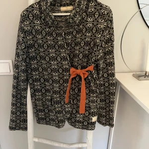 Odd Molly Kofta  - Köpt för 10 år sen men använt ett fåtal gånger och nu är den för liten. Denna modell finns inte att köpa längre. 