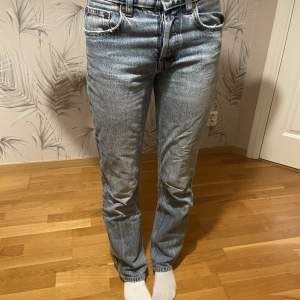 Zara Midwaist blåa raka jeans. Knappt använda då dom är försmå. Storlek 34. Köptes för 400.