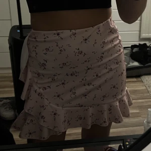 Blommig kjol - Ljusrosa kjol med volang