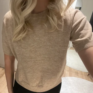 Stickad t-shirt - Endast använd 1 gång 🤍 