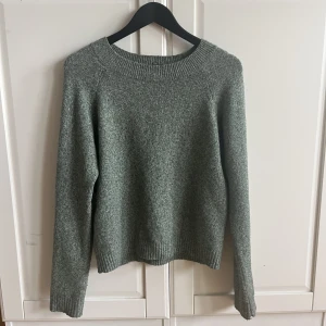 Fin tröja från Vero Moda - Jättefin stickad grön tröja i från vero Moda. Säljer då jag inte använder längre❤️