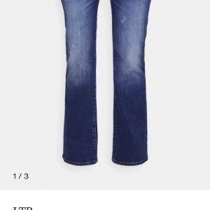 säljer dessa fina ltb jeans endast för att dom var för korta❤️ dom är testade men ligger kvar i zalandopaket❤️det är modellen valerie så dom är lågmidjade och utsvängda 