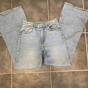 Flare Jeans - Blåa flared jeans med detaljerad bakficka i storlek 158! Passar bra på mig som bär 32/36. Använda men väldigt bra skick. Hög midja/justerbar midja💗