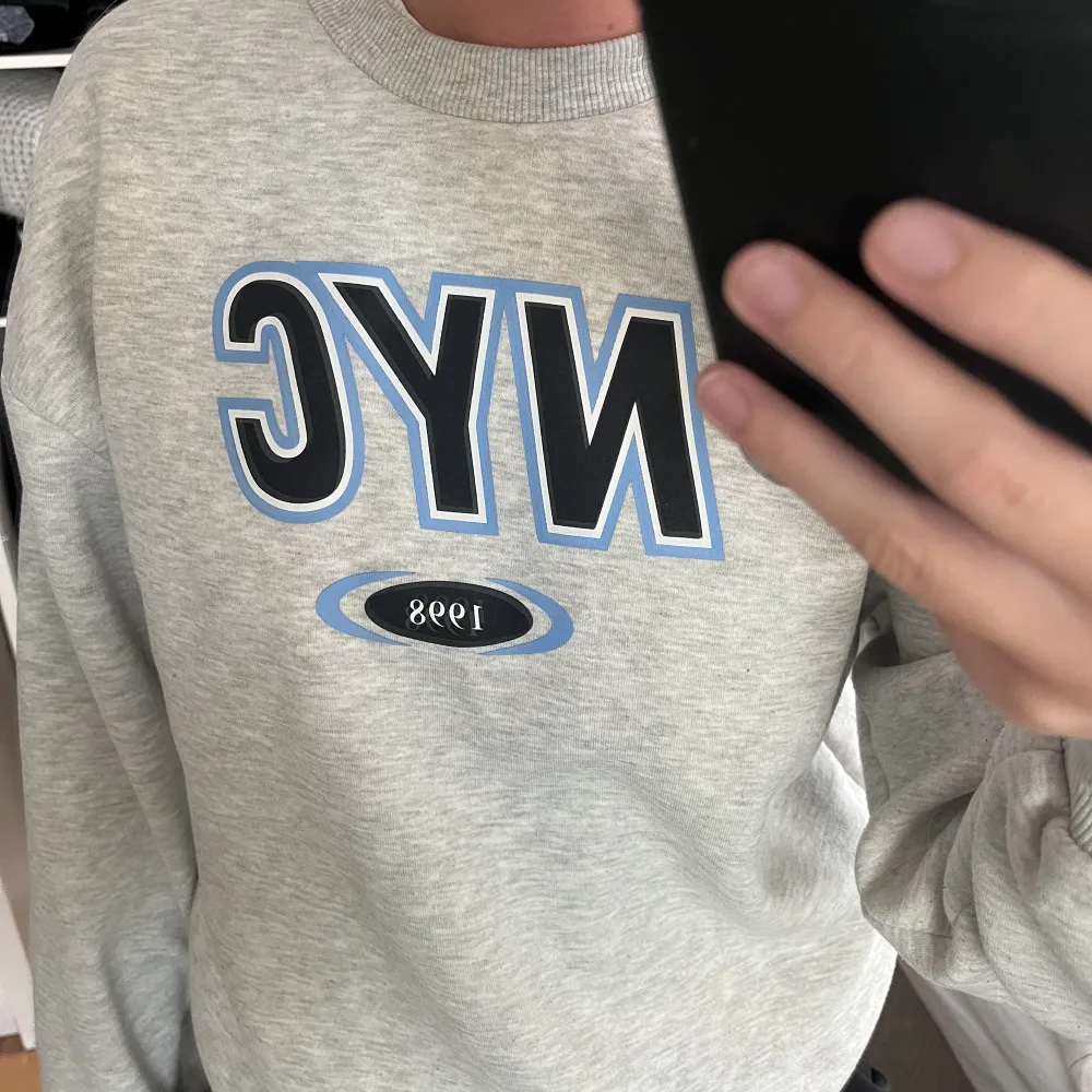 Sweatshirt med tryck från Gina tricot, storlek S. Tröjor & Koftor.