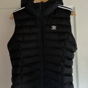 Adidas väst - Väst i bra skick Knappt använd Köparen står för frakten!