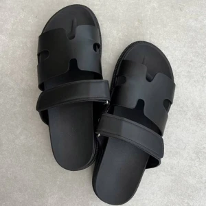 Tofflor - Helt nya oanvända tofflor som passar stl 38, dem är helt nya och jag äger själv sånna och dem är verkligen dem skönaste skorna jag testat. HELT NYA! 💗💗